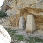 Башни, встроенные в скальные ниши