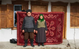 Женщина и мужчина около узорного войлока (Истанг). Дишни-Ведено, 1964 г.